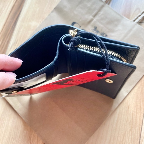 🌈🏅NEW🏅Coach Disney Mickey Mouse wallet/leather/has coins zip pocket - Picture 8 of 8